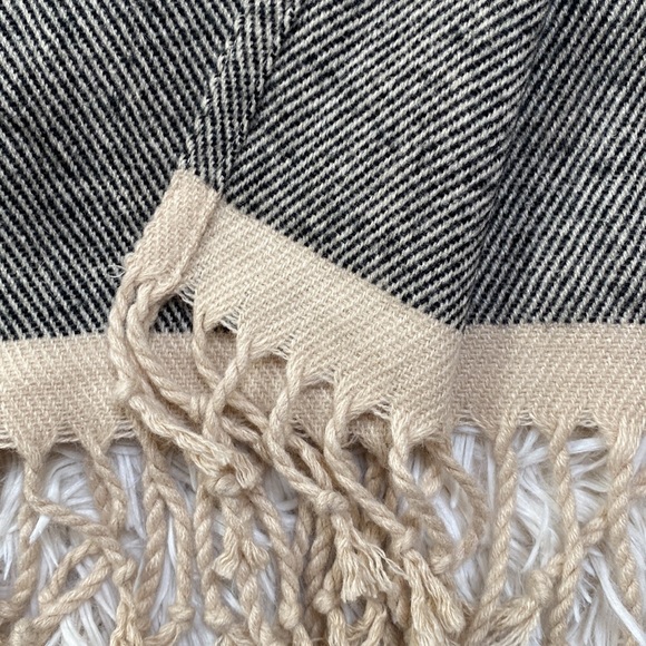 Loft Fringe Open Poncho 💗 Tan & Black - Picture 14 of 16